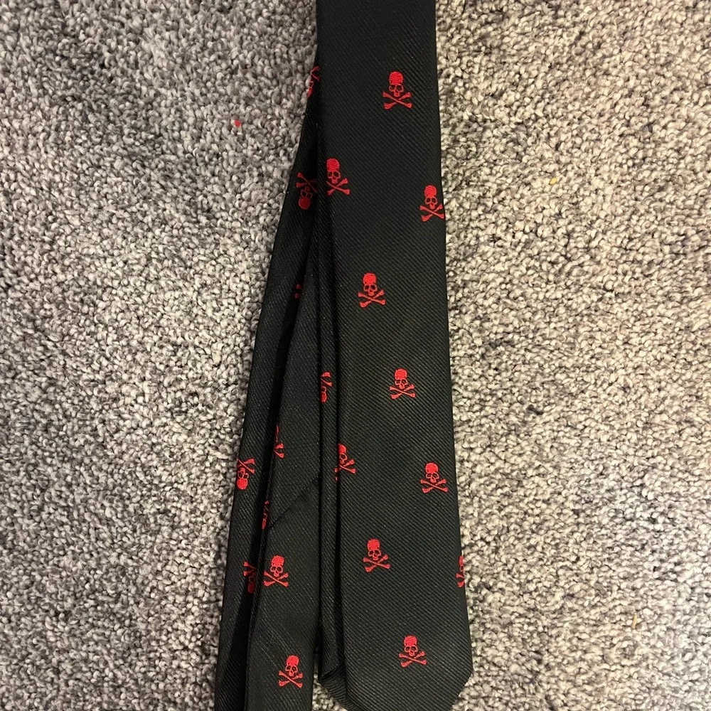 Black and Red Skull Pattern Tie